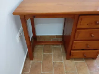 Escritorio de madera como nuevo