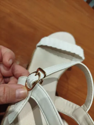 Cuñas beige y blancas