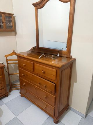 Comoda de madera con perchero incluido y espejo