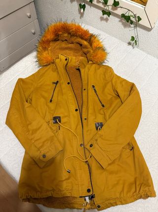 Parka amarilla con capucha y pelo