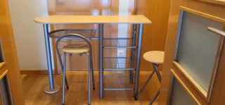 Mesa alta con 2 taburetes