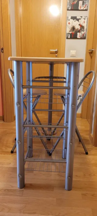 Mesa alta con 2 taburetes