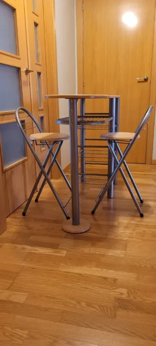 Mesa alta con 2 taburetes