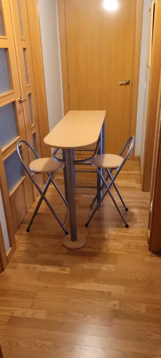 Mesa alta con 2 taburetes