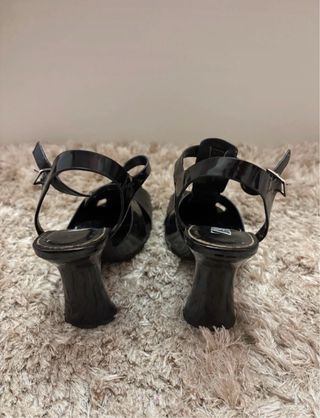 Tacones o sandalias de tacon negras de charol