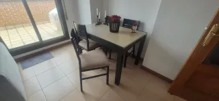 Mesa de comedor y 4 sillas