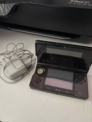 Nintendo 3DS Negra con Cargador y Juego