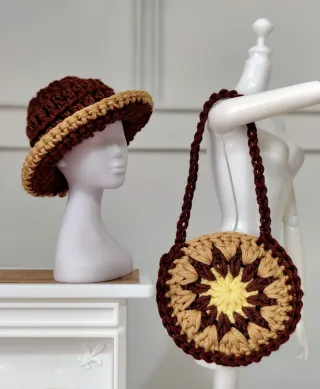 Gorro y bolso crochet Barbie. 5 € cada conjunto