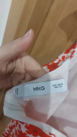 Mono estampado floral rojo y blanco