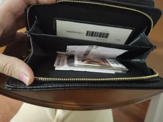 Cartera de piel negra