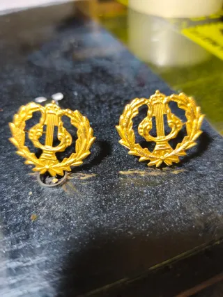 Insignia banda música dorada