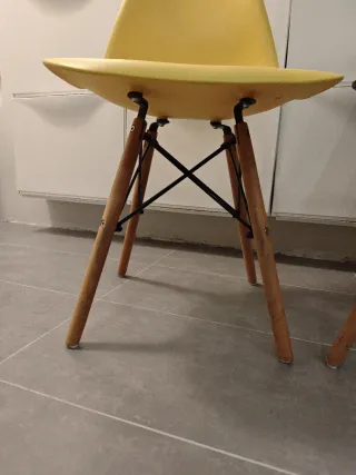 Sillas estilo nórdico amarillas