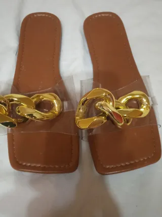 Chanclas Sandalias Marrones con Cadena Dorada