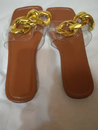 Chanclas Sandalias Marrones con Cadena Dorada