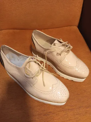 Zapatos charol rosa palo con detalles dorados