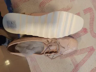 Zapatos charol rosa palo con detalles dorados