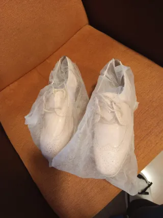 Zapatos charol rosa palo con detalles dorados