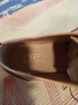 Zapatos charol rosa palo con detalles dorados