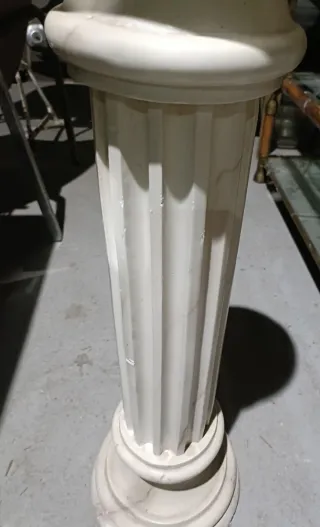 Columna de alabastro beige y blanco