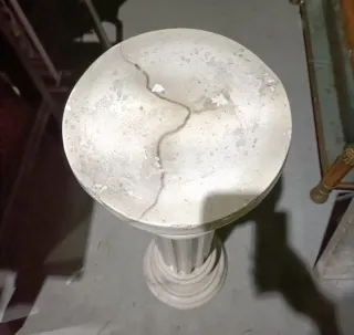 Columna de alabastro beige y blanco