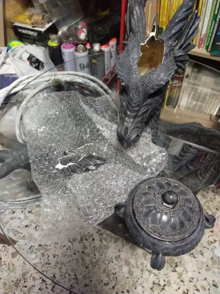 Mesa auxiliar dragón cristal y fibra