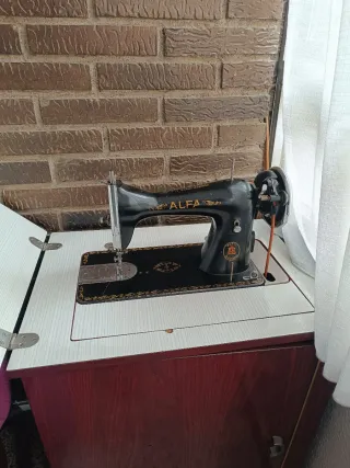 Máquina de coser Alfa clásica con mueble incluido