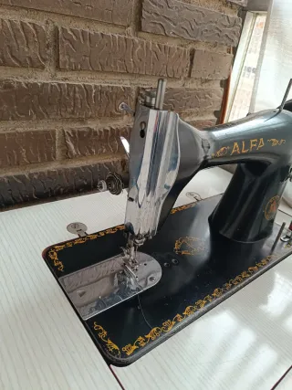 Máquina de coser Alfa clásica con mueble incluido