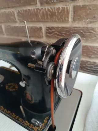 Máquina de coser Alfa clásica con mueble incluido