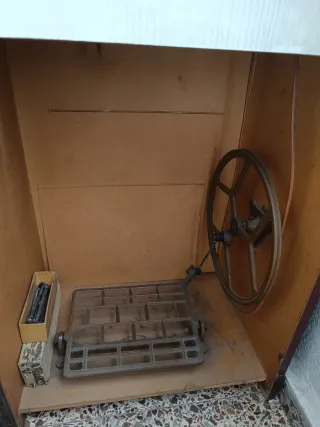 Máquina de coser Alfa clásica con mueble incluido