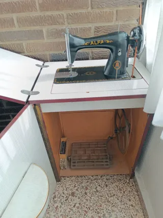 Máquina de coser Alfa clásica con mueble incluido