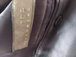 Traje de caballero CORTEFIEL negro y morado