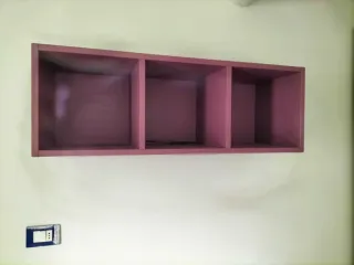 Camera per bambina: armadio, letto e mensola