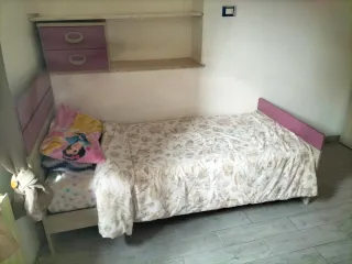 Camera per bambina: armadio, letto e mensola