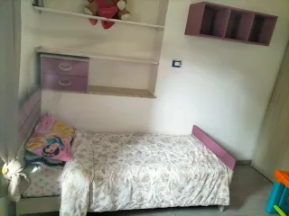 Camera per bambina: armadio, letto e mensola