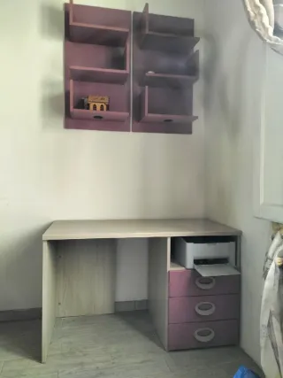 Camera per bambina: armadio, letto e mensola