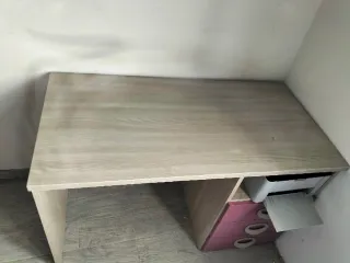 Camera per bambina: armadio, letto e mensola