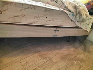 Camera per bambina: armadio, letto e mensola