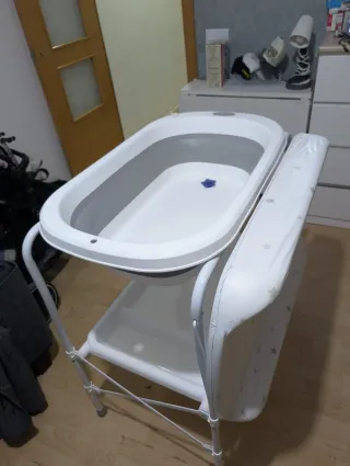 Cambiador y bañera bebé marca Bathby