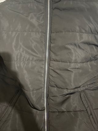 Chaqueta negra acolchada con capucha
