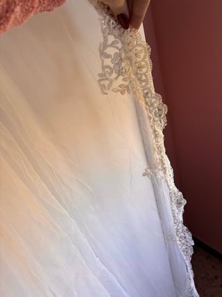 Traje de Novia y Velo Blanco