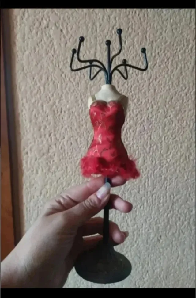 Busto para pendientes rojo y negro