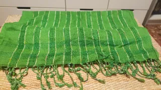 Pañuelo verde con rayas blancas