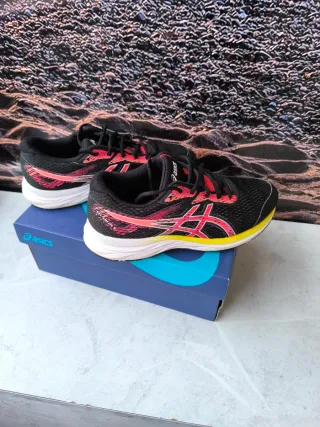 Zapatillas Asics Negras y Rosas