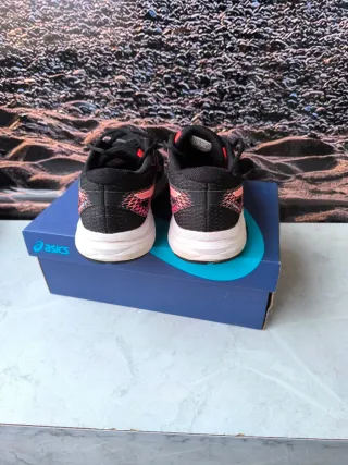 Zapatillas Asics Negras y Rosas