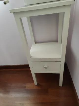 Mesita auxiliar blanca con cajón
