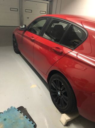 BMW Serie 1 Rojo Ferrari Llantas negras