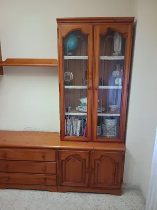 Mueble modular salón madera y cristal.