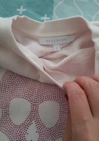 Sudadera rosa con calavera y huesos cruzados