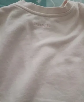 Sudadera rosa con calavera y huesos cruzados