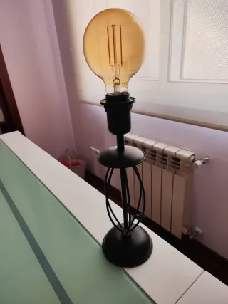 Lámpara de mesa negra con bombilla Edison